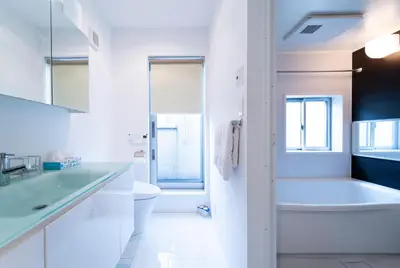 a white bathroom with a tub and a sink at SATELLITE HOTEL Ebisu \u30b5\u30c6\u30e9\u30a4\u30c8\u30db\u30c6\u30eb\u6075\u6bd4\u5bff in Tokyo