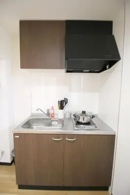 a small kitchen with a sink and a stove at Uhome\u5343\u99c4\u6728\u9759\u96c5\u6c11\u5bbf\u65c5\u9986 in Tokyo