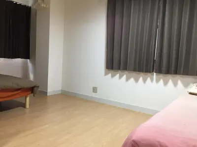 a room with a bed and two windows and a wooden floor at Isshuku Ryokan Asakusabashi - Vacation STAY 17346v in Tokyo