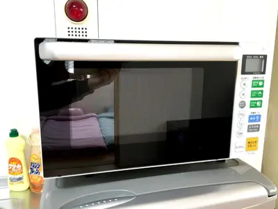 a microwave oven sitting on top of a counter at Isshuku Ryokan Asakusabashi - Vacation STAY 17346v in Tokyo