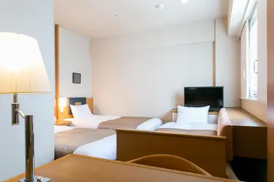 a hotel room with two beds and a lamp at Pearl Hotel Ryogoku in Tokyo