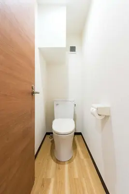 a bathroom with a toilet and a wooden floor at TORA HOTEL Tokyo Ueno \u5bc5\u30db\u30c6\u30eb \u4e0a\u91ce A in Tokyo