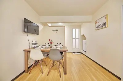 a dining room with a table and chairs at TORA HOTEL Tokyo Ueno \u5bc5\u30db\u30c6\u30eb \u4e0a\u91ce B in Tokyo