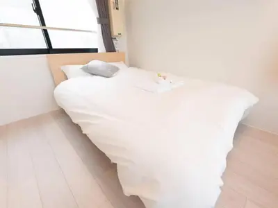 a white bed in a room with a window at \u30e9\u30d5\u30a3\u30c3\u30c8\u4e21\u56fd in Tokyo
