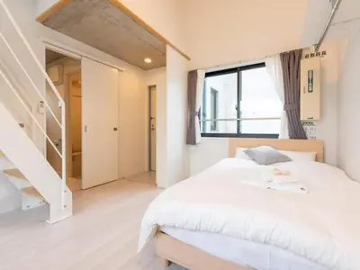 a bedroom with a white bed and a staircase at \u30e9\u30d5\u30a3\u30c3\u30c8\u4e21\u56fd in Tokyo