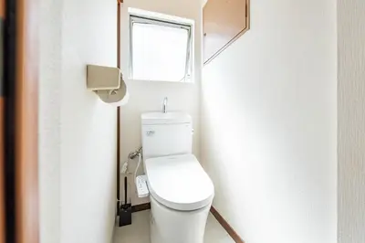 a bathroom with a toilet and a window at \u5bc5\u30db\u30c6\u30eb \u53f0\u6771 Hotel \u5bc5 \u53f0\u4e1c Tora Hotel Taito D in Tokyo