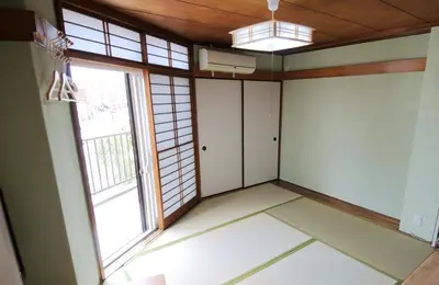 an empty room with large windows and white floors at \u6b66\u8535Musashi Hotel in Tokyo