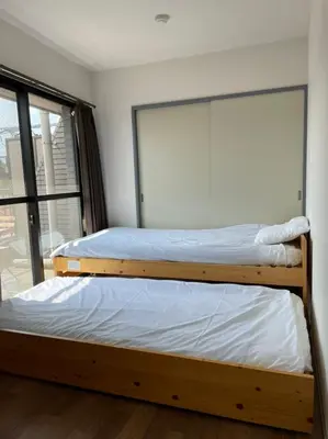 two bunk beds in a room with a window at Esperanza 303\u53f7\u5ba4 in Tokyo