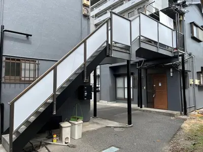 a stairway leading up to a building at Hotel Futaba Heights -\u30d5\u30bf\u30d0\u30cf\u30a4\u30c4- in Tokyo
