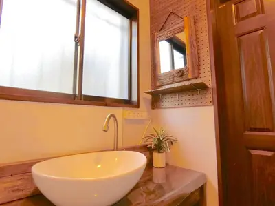 a bathroom with a bowl sink and a window at Hotel Futaba Heights -\u30d5\u30bf\u30d0\u30cf\u30a4\u30c4- in Tokyo