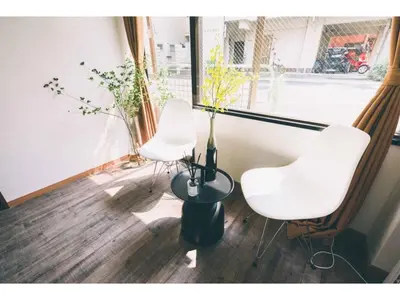two white chairs and a table in front of a window at Tora Hotel Rikugien - Vacation STAY 52726v in Tokyo