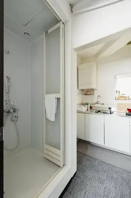 a white bathroom with a shower and a kitchen at \u3055\u304f\u3089\u30a4\u30f3\u99c5\u524d\u7652\u3084\u3057\u7a7a\u9593 in Tokyo