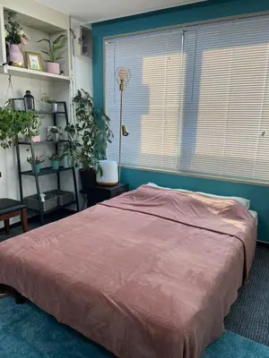 a bedroom with a bed and a window with plants at \u3055\u304f\u3089\u30a4\u30f3\u99c5\u524d\u7652\u3084\u3057\u7a7a\u9593 in Tokyo
