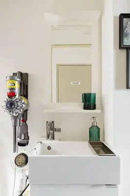 a white bathroom with a sink and a mirror at \u3055\u304f\u3089\u30a4\u30f3\u99c5\u524d\u7652\u3084\u3057\u7a7a\u9593 in Tokyo