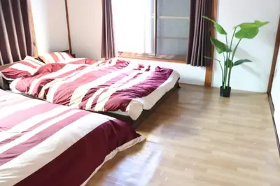 a bed in a bedroom with a wooden floor at \u30ea\u30c6\u30c3\u30af\u30b9\u6d66\u5b89 in Tokyo