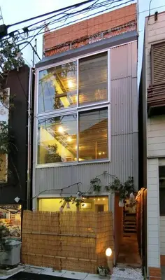 a large window on the side of a building at \u8461\u8404\u306e\u9577\u5c4b in Tokyo
