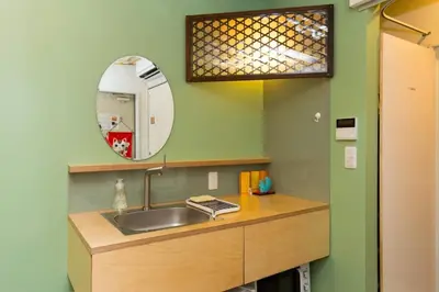 a bathroom with a sink and a mirror at \u8461\u8404\u306e\u9577\u5c4b in Tokyo