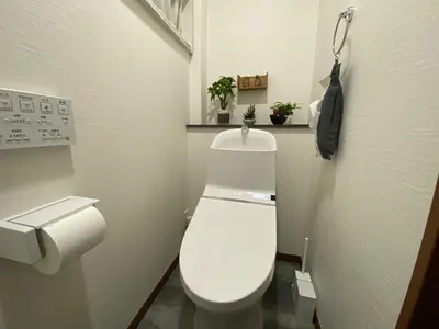 a bathroom with a white toilet in a room at \u30ef\u30f3\u30cf\u30a6\u30b9\u65b0\u5c0f\u5ca9 in Tokyo