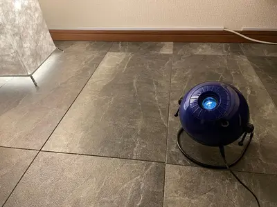 a blue frisbee on the floor in a room at \u30ef\u30f3\u30cf\u30a6\u30b9\u65b0\u5c0f\u5ca9 in Tokyo