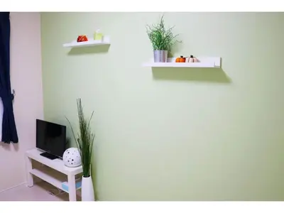 a room with a tv and shelves on the wall at OHANA TOKYO HOUSE - Vacation STAY 71658v in Tokyo