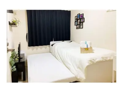 two white beds in a room with a window at OHANA TOKYO HOUSE - Vacation STAY 71476v in Tokyo