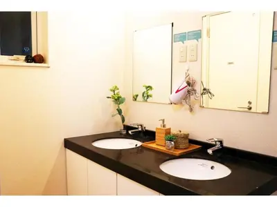 a bathroom with two sinks and a large mirror at OHANA TOKYO HOUSE - Vacation STAY 73655v in Tokyo