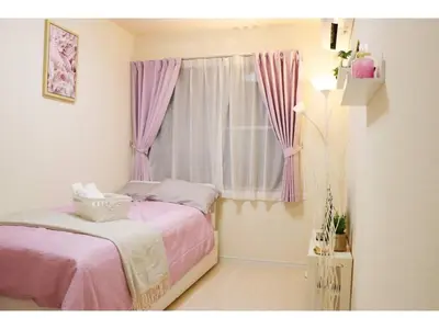 a bedroom with a pink bed and a window at OHANA TOKYO HOUSE - Vacation STAY 73654v in Tokyo