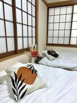 two twin beds in a room with windows at \u56db\u30c4\u6728\u99c5\u5f92\u6b692\u5206\u30ea\u30ce\u30d9\u30fc\u30b7\u30e7\u30f3\u6e08\u307f\u5bb6\u5177\u5bb6\u96fb\u7121\u6599WiFi\u5b8c\u5099\u30b9\u30ab\u30a4\u30c4\u30ea\u30fc\u96fb\u8eca5\u5206 in Tokyo