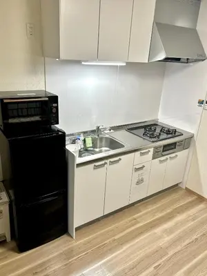 a kitchen with a sink and a black refrigerator at \u56db\u30c4\u6728\u99c5\u5f92\u6b692\u5206\u30ea\u30ce\u30d9\u30fc\u30b7\u30e7\u30f3\u6e08\u307f\u5bb6\u5177\u5bb6\u96fb\u7121\u6599WiFi\u5b8c\u5099\u30b9\u30ab\u30a4\u30c4\u30ea\u30fc\u96fb\u8eca5\u5206 in Tokyo