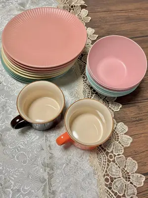 three plates and two cups on a table at \u56db\u30c4\u6728\u99c5\u5f92\u6b692\u5206\u30ea\u30ce\u30d9\u30fc\u30b7\u30e7\u30f3\u6e08\u307f\u5bb6\u5177\u5bb6\u96fb\u7121\u6599WiFi\u5b8c\u5099\u30b9\u30ab\u30a4\u30c4\u30ea\u30fc\u96fb\u8eca5\u5206 in Tokyo