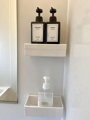 two bottles of soap sitting on a shelf in a bathroom at \u56db\u30c4\u6728\u99c5\u5f92\u6b692\u5206\u30ea\u30ce\u30d9\u30fc\u30b7\u30e7\u30f3\u6e08\u307f\u5bb6\u5177\u5bb6\u96fb\u7121\u6599WiFi\u5b8c\u5099\u30b9\u30ab\u30a4\u30c4\u30ea\u30fc\u96fb\u8eca5\u5206 in Tokyo