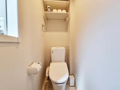 a small bathroom with a toilet and a window at Lien \u897f\u65b0\u5bbf in Tokyo