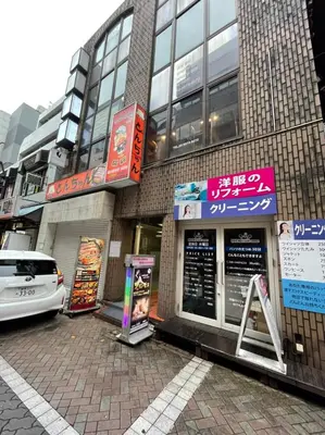 a building with a car parked in front of it at 54Journey \u6771\u4eac\u8d64\u5742\u30db\u30b9\u30c6\u30eb in Tokyo