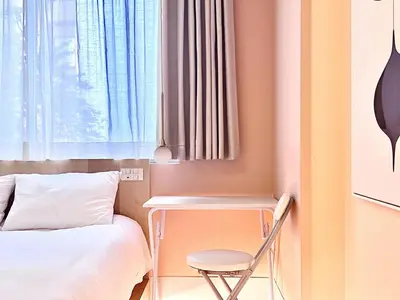 a bedroom with a bed and a chair and a window at \u4e1c\u4eac\u4e2d\u5fc3\u4e0a\u91ce\u516c\u56ed\u65f6\u5c1a\u8bbe\u8ba1\u5e08\u623f\u95f4Ycoc \u4e0a\u91ce\u516c\u56ed3\u5206\u949f \u8f66\u7ad91\u5206\u949f \u8d85\u7ea7\u7e41\u534e \u514d\u8d39wifi \u6234\u68ee\u5439\u98ce in Tokyo