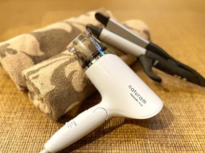 a white electric toothbrush sitting on top of a towel at Hotel BaliBali ANNEX \u4e94\u53cd\u7530 in Tokyo