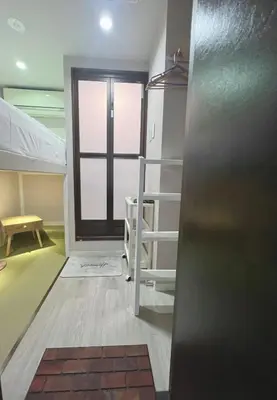 a room with a bunk bed and a window at \u8aa0\u5bb6\u3000MAKOTO HOSTEL in Tokyo