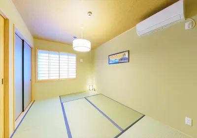 an empty room with a ceiling fan and a window at YADOYA Suzume in Tokyo