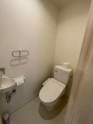a bathroom with a toilet and a sink at HotelHarmony\u65e5\u66ae\u91cc\u30db\u30c6\u30eb\u30cf\u30fc\u30e2\u30cb\u30fc in Tokyo