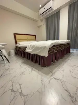 a bedroom with marble floors and a bed in a room at HotelHarmony\u65e5\u66ae\u91cc\u30db\u30c6\u30eb\u30cf\u30fc\u30e2\u30cb\u30fc in Tokyo