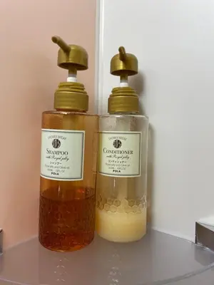 two bottles of honey sitting on top of a counter at HotelHarmony\u65e5\u66ae\u91cc\u30db\u30c6\u30eb\u30cf\u30fc\u30e2\u30cb\u30fc in Tokyo