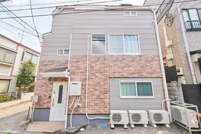 a house with four chairs in front of it at \u4e0a\u843d\u5408\u30cf\u30a6\u30b9 KAMIOCHIAI HOUSE in Tokyo