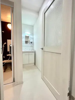 a door leading into a room with a kitchen at \u738b\u5b50\u795e\u8c37\u30cf\u30a6\u30b9 OJIKAMIYA HOUSE in Tokyo