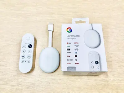 a nintendo wii remote control next to a game controller at YADOYA Yanagitori East in Tokyo