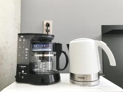 a coffee maker and a coffeemaker on a counter at PRISM INN OGU in Tokyo