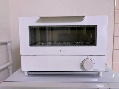 a white microwave oven sitting on top of a counter at Sepia Court Inn \u30bb\u30d4\u30a2\u30b3\u30fc\u30c8\u30a4\u30f3 in Urayasu