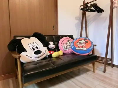 a black leather couch with stuffed animals on it at Sepia Court Inn \u30bb\u30d4\u30a2\u30b3\u30fc\u30c8\u30a4\u30f3 in Urayasu