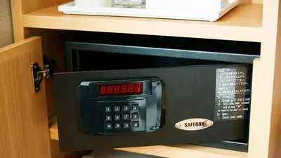a microwave oven with a clock on top of it at Hotel Monte Hermana Tokyo in Tokyo