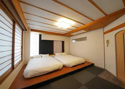a bedroom with a bed in a room with windows at \u9f8d\u99ac\u30b6\u30bf\u30ef\u30fc RYUMA The TOWER \u4e00\u68df\u8cb8\u5207\u306e\u5bbf in Tokyo