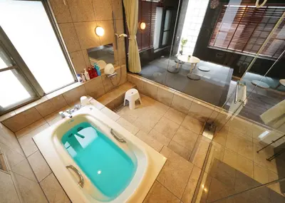 a bathroom with a bath tub in the middle at \u9f8d\u99ac\u30b6\u30bf\u30ef\u30fc RYUMA The TOWER \u4e00\u68df\u8cb8\u5207\u306e\u5bbf in Tokyo
