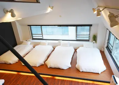 a room with four white pillows on the floor at \u9f8d\u99ac\u30b6\u30bf\u30ef\u30fc RYUMA The TOWER \u4e00\u68df\u8cb8\u5207\u306e\u5bbf in Tokyo